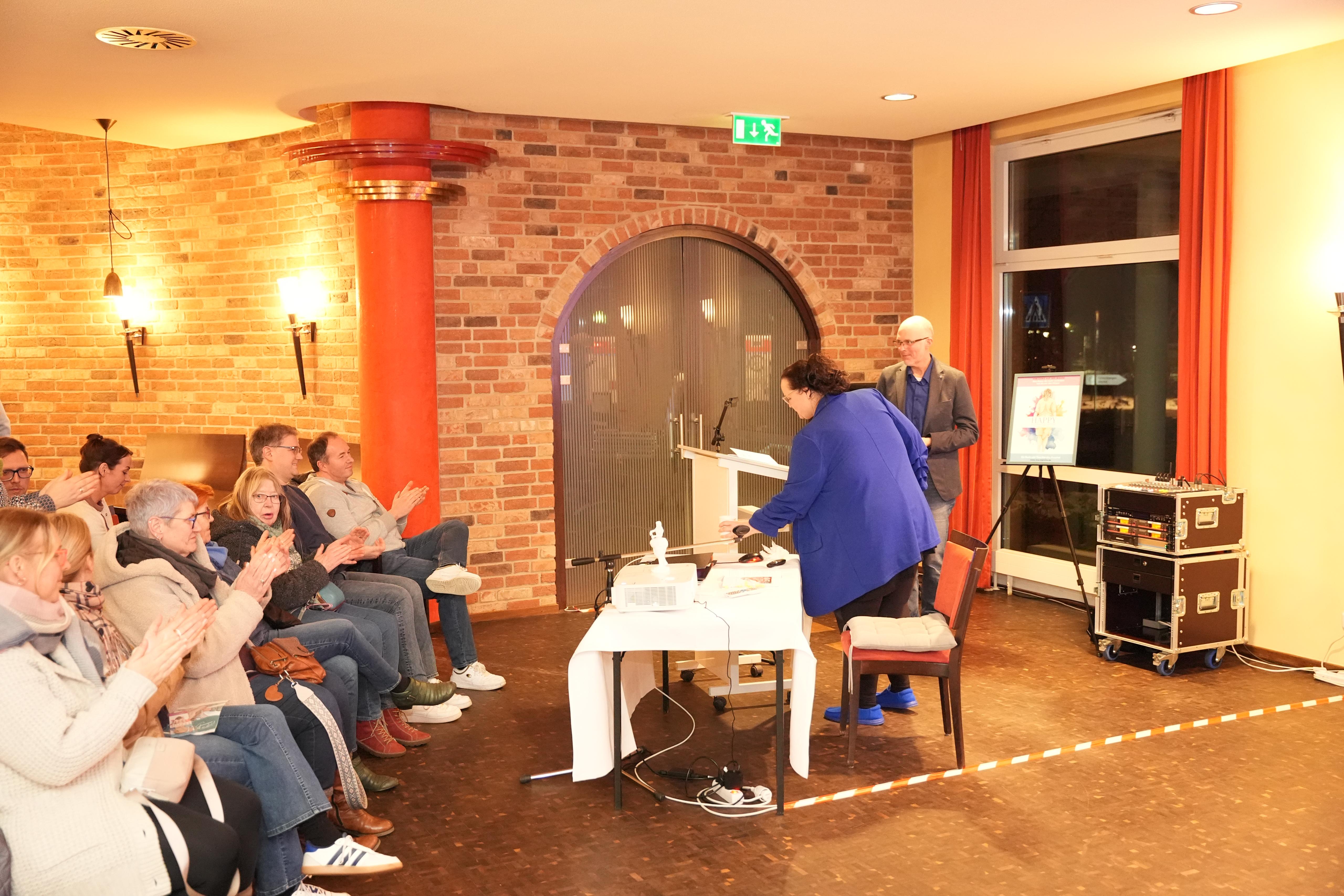 Lesung Happy Hippotrophie mit Tina Mareike Kuschel Adipositas Selbsthilfegruppe