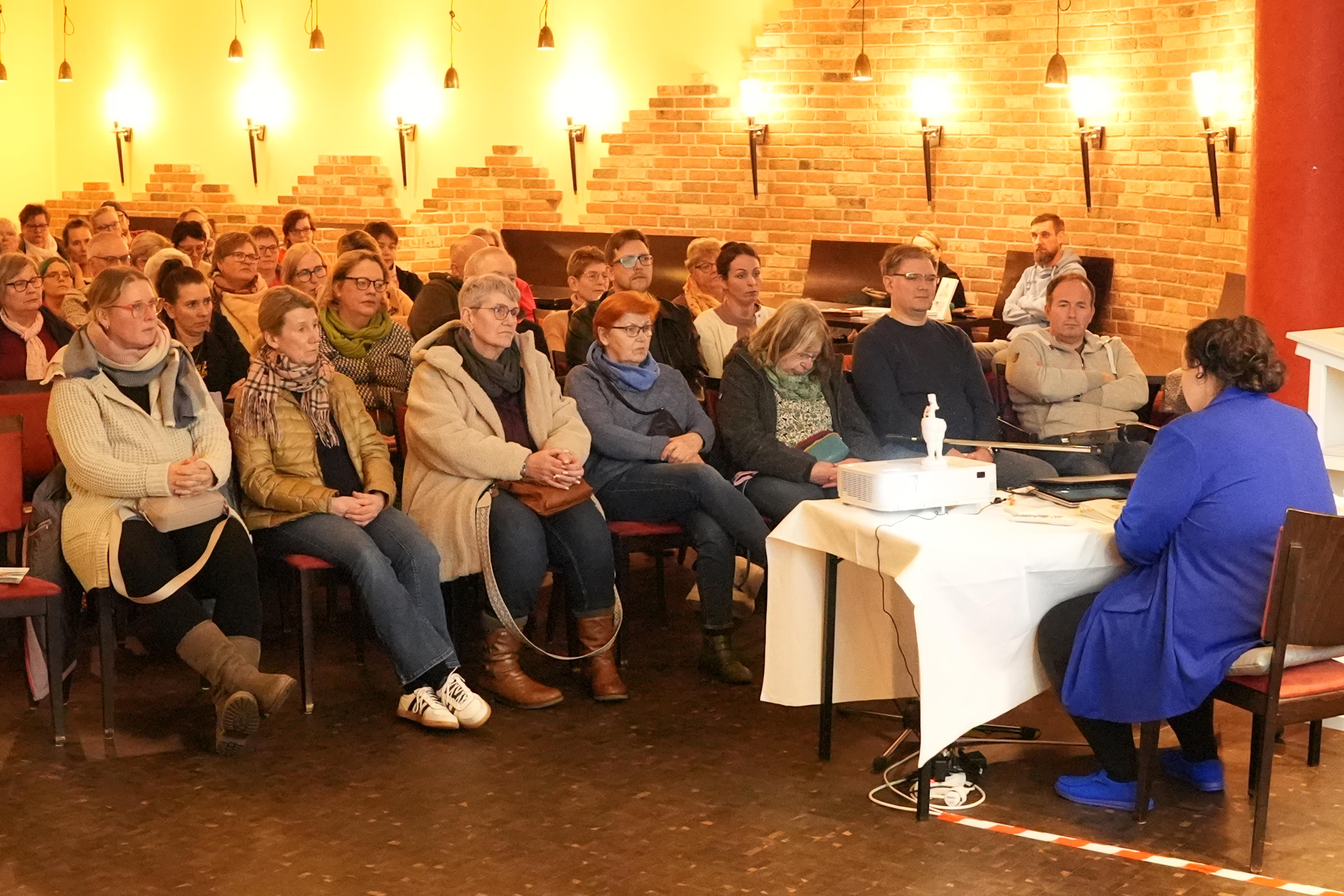 Lesung Happy Hippotrophie mit Tina Mareike Kuschel Adipositas Selbsthilfegruppe