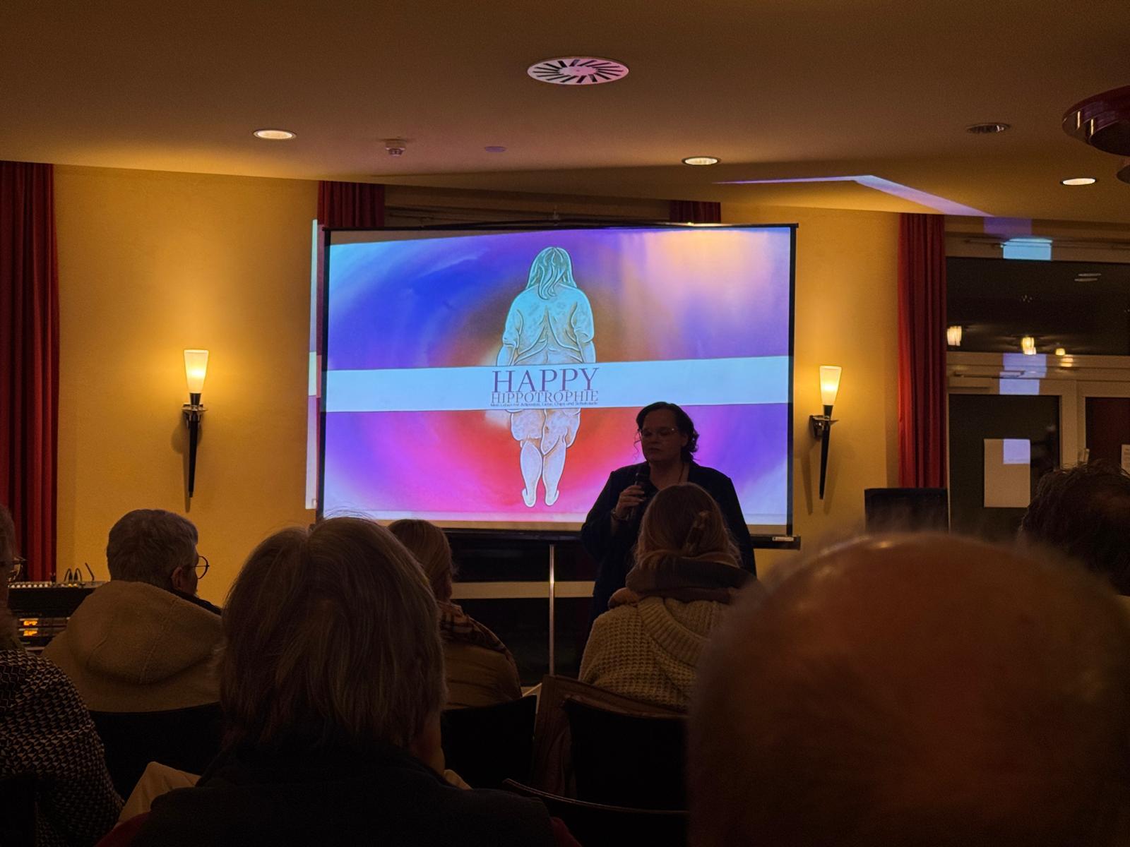 Lesung Happy Hippotrophie mit Tina Mareike Kuschel Adipositas Selbsthilfegruppe