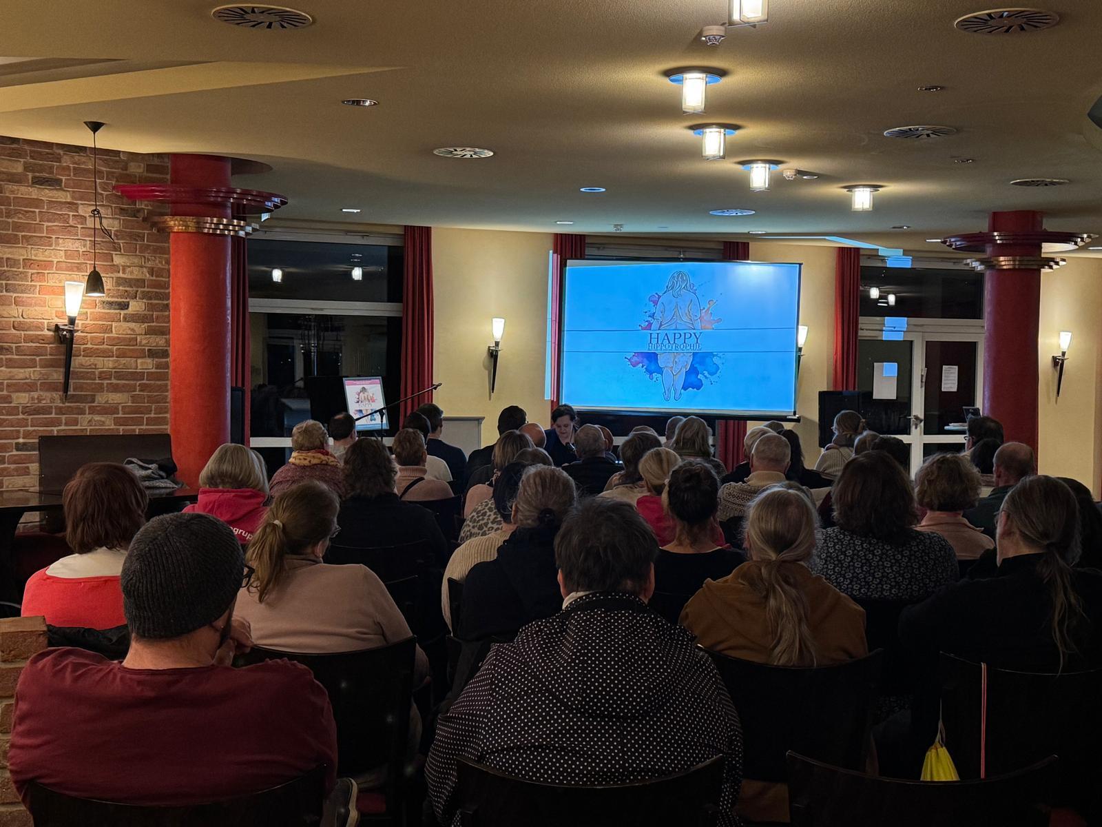 Lesung Happy Hippotrophie mit Tina Mareike Kuschel Adipositas Selbsthilfegruppe